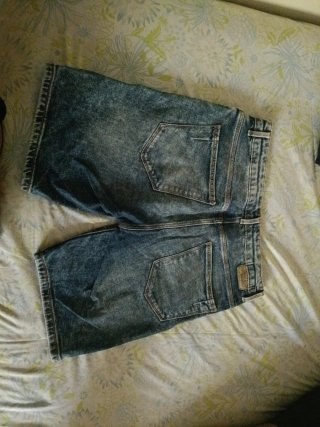 Bermudas vaqueras desgastadas