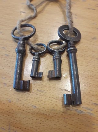 4 llaves antiguas de candado