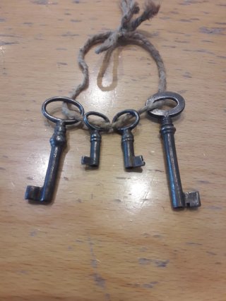 4 llaves antiguas de candado
