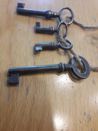 4 llaves antiguas de candado