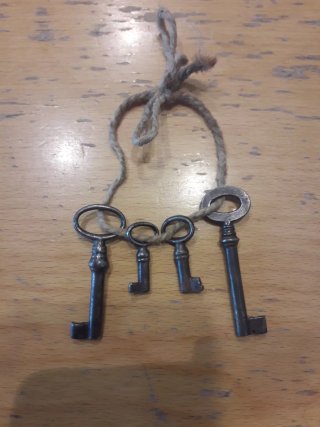 4 llaves antiguas de candado
