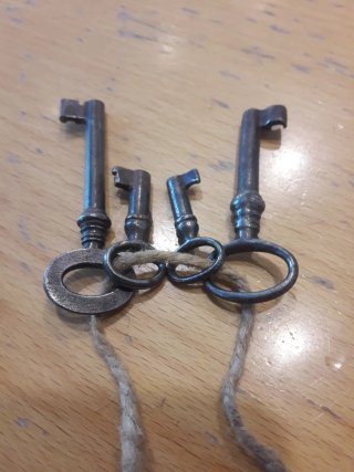 4 llaves antiguas de candado