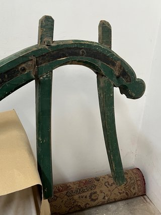 Antiguo Yugo de Madera Policromada