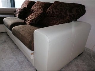 Sofá chaise longue blanco y marrón