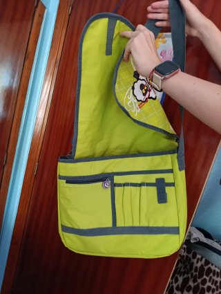 Mochila bandolera verde y morada