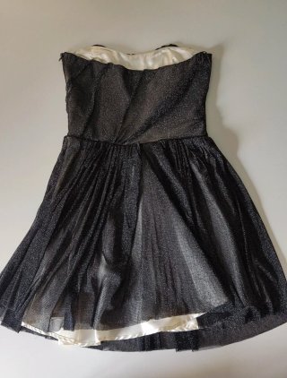 Vestido de fiesta plateado y negro