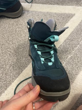 Botas de montaña azules y verde azulado