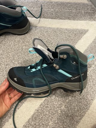 Botas de montaña azules y verde azulado