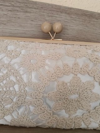 Bolso de fiesta de ganchillo y raso beige.