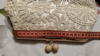 Bolso de fiesta de ganchillo y raso beige.