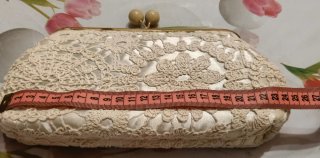 Bolso de fiesta de ganchillo y raso beige.