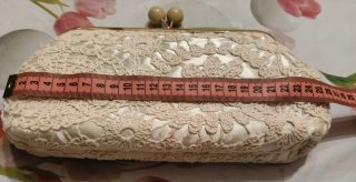 Bolso de fiesta de ganchillo y raso beige.
