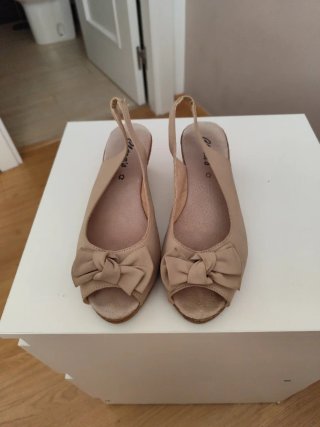 Sandalias cuña Clara's beige lazo