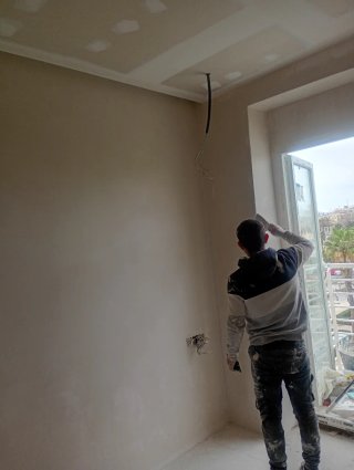 Materiales de construcción: yeso, pintura, azulejo