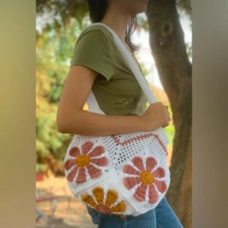 Bolso de crochet blanco con flores de colores