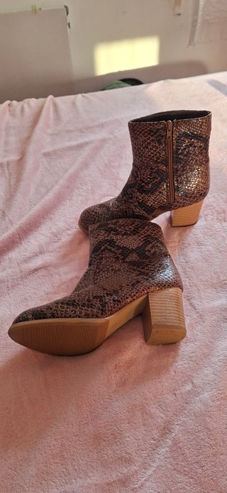 Botines serpiente tacón marrón