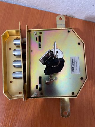 Cerradura seguridad puerta latón