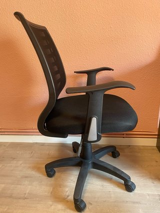 Silla de oficina negra con ruedas
