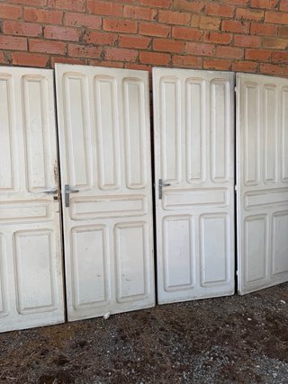Puertas blancas de madera