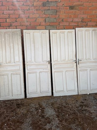 Puertas blancas de madera
