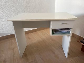 Escritorio blanco con cajón