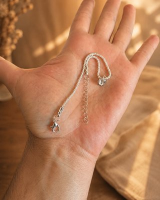 Pulsera fina con piedra brillante