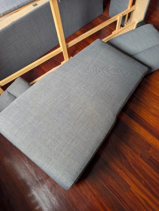 Sofá modular gris desmontado