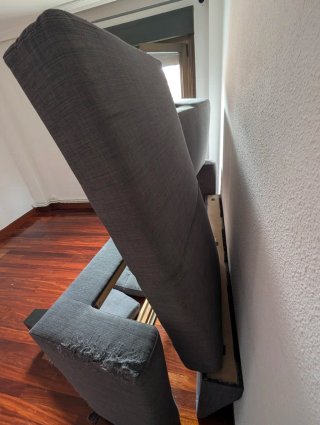 Sofá modular gris desmontado