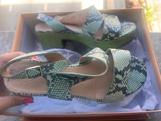 Sandalias verdes y multicolor talla 37