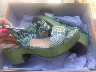 Sandalias verdes y multicolor talla 37