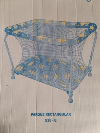 Parque infantil con estampado de botones