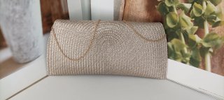 Cartera de rafia beige con cadena dorada