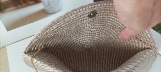 Cartera de rafia beige con cadena dorada