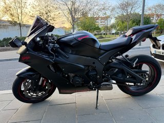 Kawasaki ZX10R Ninja 2024 Negra con detalles rojo