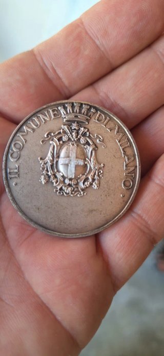 Medaglia storica con figura e castello