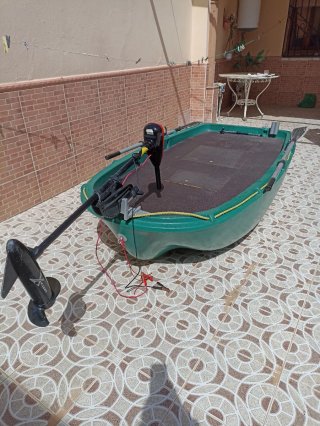 Barca de pesca con motores
