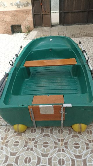 Barca de pesca con motores