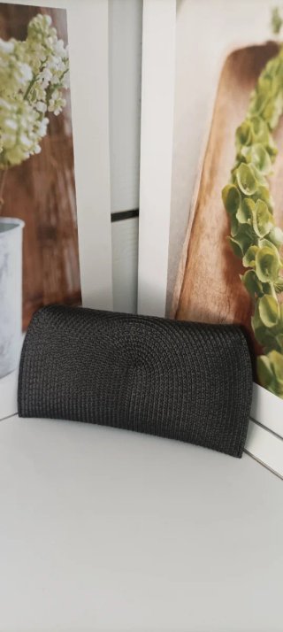 Cartera de mano negra con detalle
