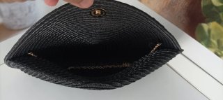 Cartera de mano negra con detalle