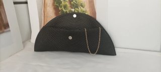 Cartera de mano negra con detalle