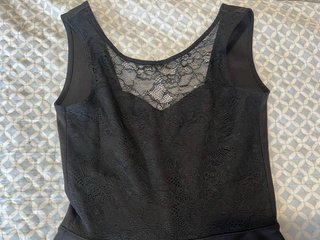 Vestido elegante con espalda en V