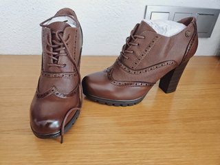 Botines marrones con cordones y tacón