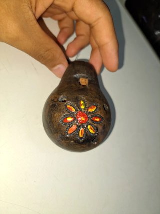 Ocarina de cerámica con flor pintada