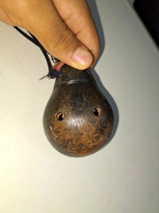 Ocarina de cerámica con flor pintada