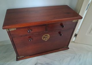 Mueble baúl de madera detalles metálicos 80x35x 60