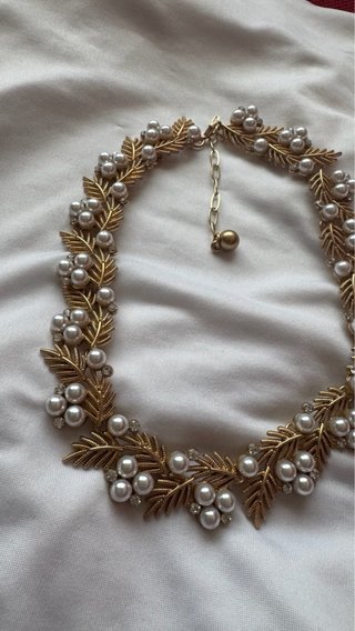 Collana dorata con perline e foglie elegante