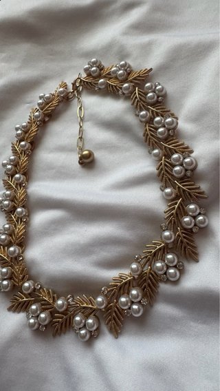 Collana dorata con perline e foglie elegante