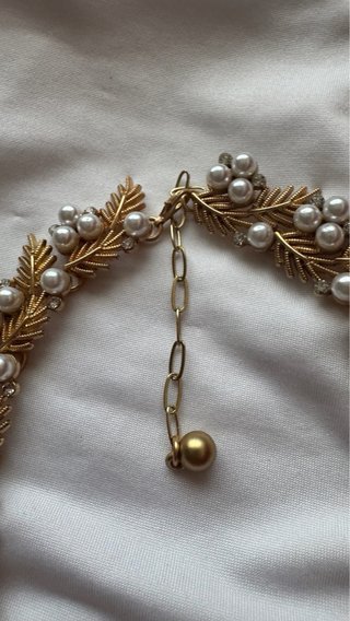 Collana dorata con perline e foglie elegante