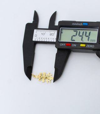 Cruz de oro de 18k. Peso: 1.36 gr.