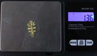 Cruz de oro de 18k. Peso: 1.36 gr.